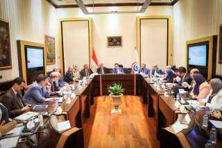 وزير الصحة يرأس اجتماع اللجنة...