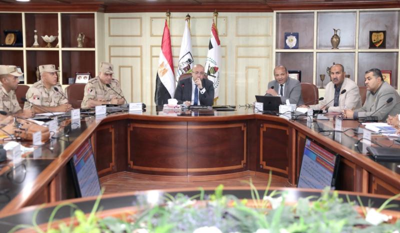 محافظ بني سويف ومساعد قائد قوات الدفاع الشعبي يواصلان مناقشة تقارير خطط مجابهة الأزمات والكوارث