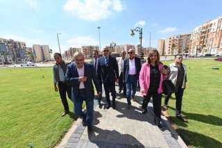 وزير الإسكان يتجول بمواقع وحدات...