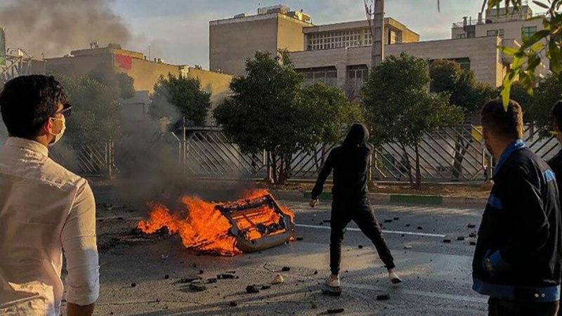 مقتل شرطي وإصابة 4 ضباط باحتجاجات في شيراز بايران