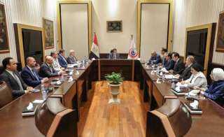 وزير الصحة يتابع الموقف التنفيذى...