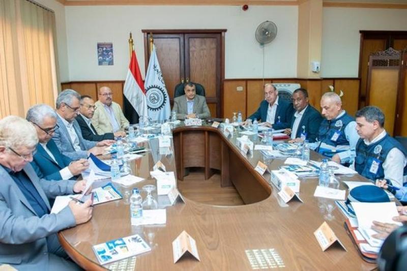 وزير الدولة للإنتاج الحربي يتفقد ”حلوان لمحركات الديزل”