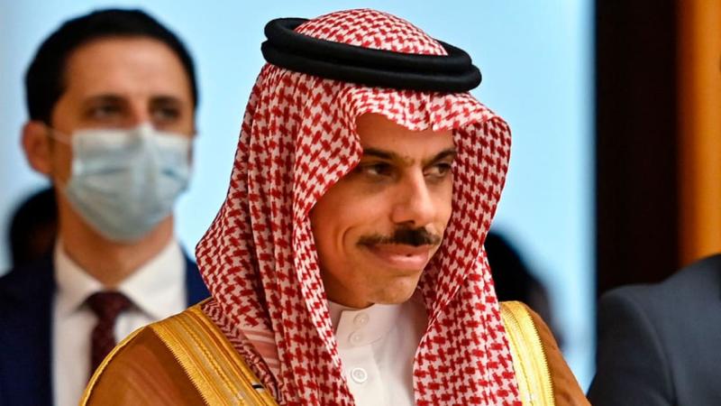 فيصل بن فرحان: نعمل على تأمين مغادرة الأسرى المفرج عنهم لبلادهما فى أقرب وقت