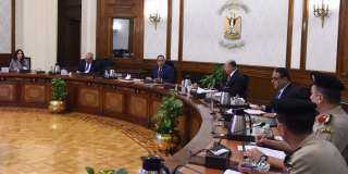 رئيس الوزراء يتابع الموقف التنفيذي...