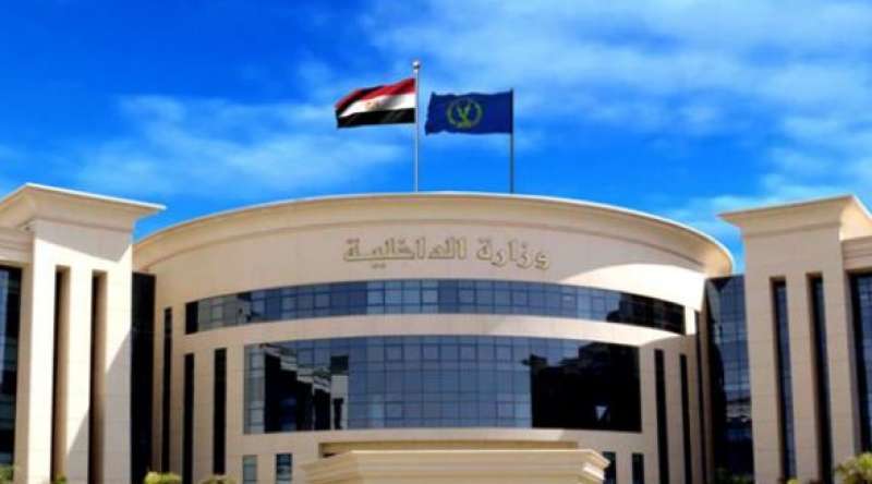 ضبط أحد الأشخاص لقيامه بإنتحال صفة طبيب وإنشاء حساب على موقع ”فيس بوك” للإعلان عن نشاطه غير المشروع