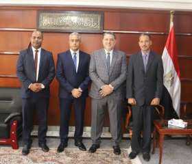وزير القوى العاملة يلتقي قيادات...