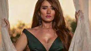 الفنانة زينة تتعاقد على بطولة...