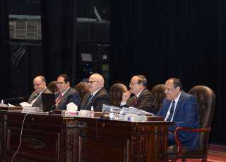 مجلس جامعة القاهرة يثمن إشادة...