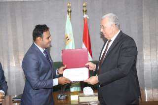 وزير الزراعة يسلم المبعوثين من...