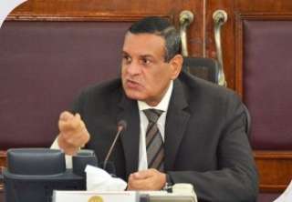 وزير التنمية المحلية يتلقى تقريراً...