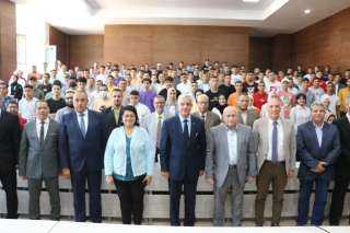 وزير التعليم العالى يستعرض تقريراً...