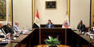 وزير الصحة يعقد اجتماعاً مع...