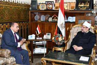 وزير الأوقاف يستقبل سفير مصر...