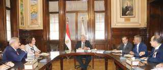 وزير الزراعة يبحث مع وفد...