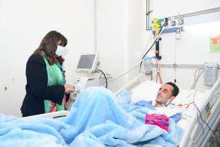 وزيرة الهجرة تزور الشاب أحمد...