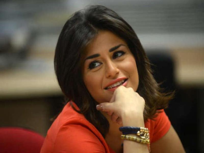 منة فضالي تجري عملية جراحية في ساقها