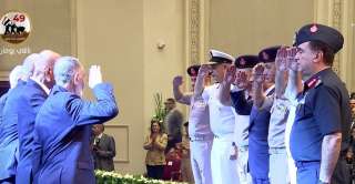 الرئيس السيسي وقيادات الجيش يلتقطون...
