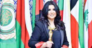 منى الشاذلى تفوز بجائزة الإعلام...