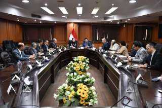 وزير الرياضة يلتقي نيفين جامع...