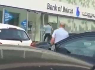 مسلح يطلق النار على بنك...