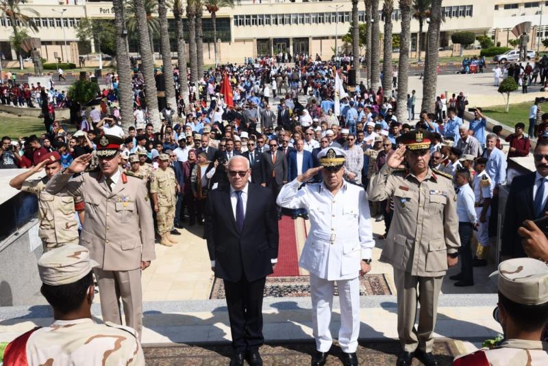 محافظ بورسعيد يضع إكليلا من الزهور على النصب التذكارى احتفالا بنصر أكتوبر