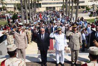 محافظ بورسعيد يضع إكليلا من...