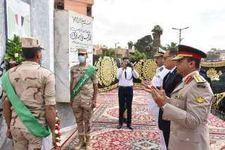 محافظ الشرقية يضع إكليلاً من...