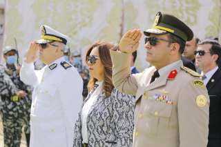 محافظ دمياط تضع إكليل الزهور...