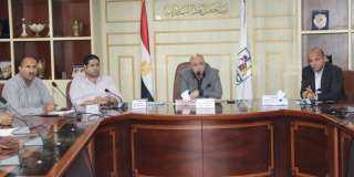 محافظ بني سويف يعقد اجتماعاً...