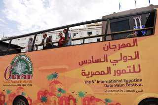 محافظ أسوان يتفقد الحافلات المكشوفة...