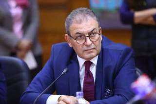 غرفة الملابس الجاهزة تدعو رجال...