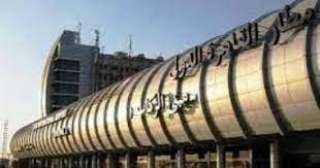جمارك المطار تضبط راكبا حاول...