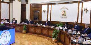 رئيس الوزراء يبحث سبل توطين...