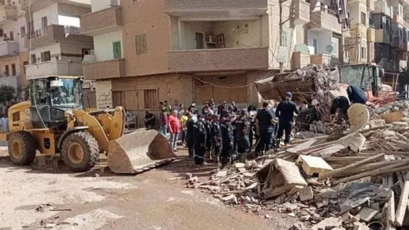 النيابة تحقق في انهيار عقار بملوي بعد مصرع وإصابة 9 بينهم أطفال