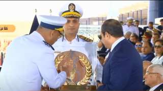 بالفيديو.. رئيس أكاديمية الشرطة يهدي...