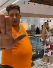 شاهد.. معجب يطارد حمو بيكا...