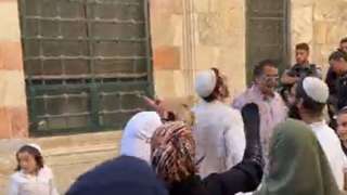 وسط صيحات ”الله أكبر”.. رقص...