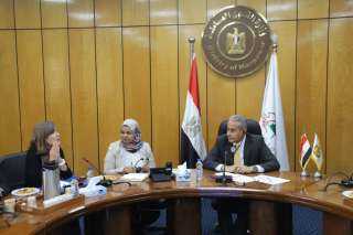 وزير القوى العاملة يلتقى وفداً...