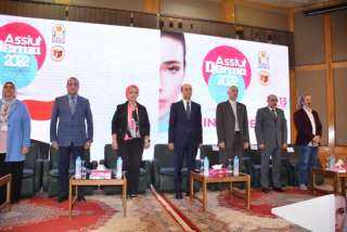 رئيس جامعة أسيوط يشهد إفتتاح...