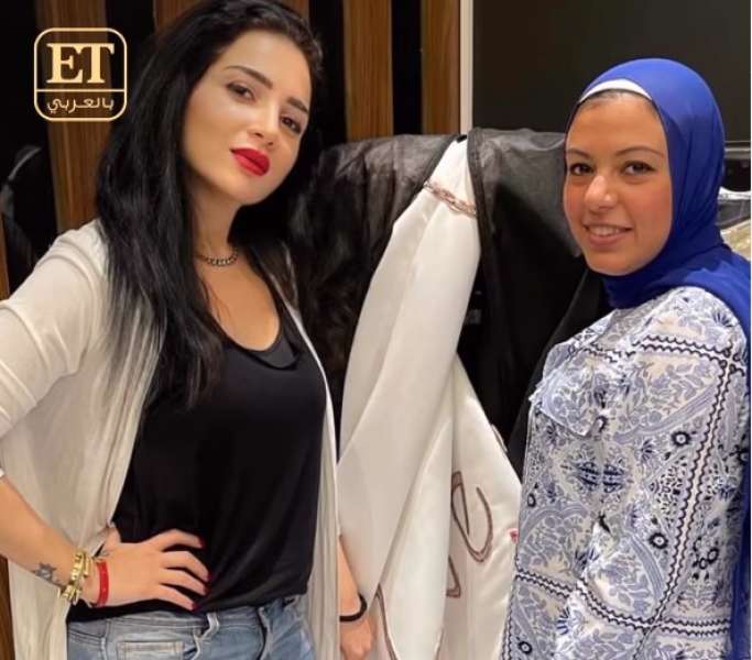 شاهد.. مي عز الدين تسلم فستان زفاف عمر وسلمى للفائزة بمسابقة اليوم العالمي للقلب