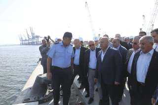 وزير النقل يزور ميناء غرب...