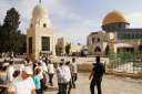 مئات المستوطنين يقتحمون ساحات المسجد...