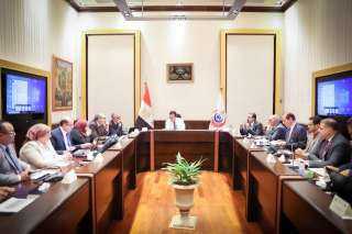 وزير الصحة يناقش الخطط التنفيذية...