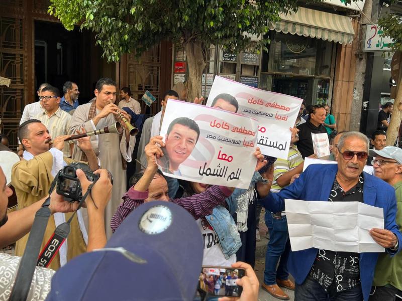 زفة بالمزمار في استقبال مصطفي كامل بنقابة الموسيقييين