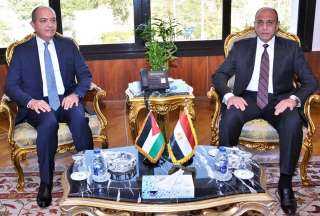 وزير الطيران يبحث مع السفير...