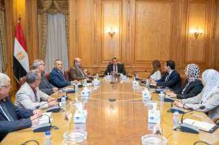وزير الإنتاج الحربي يستقبل المدير...