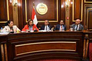 وزيرة الثقافة تستعرض خطة الوزارة...