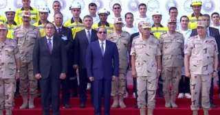 الرئيس السيسى يلتقط صورة تذكارية...