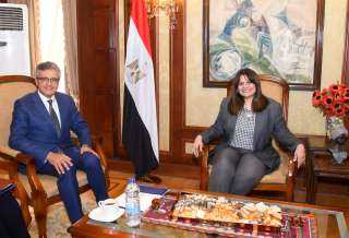 وزيرة الهجرة تستقبل القنصل العام...