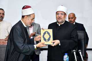 وزير الأوقاف يكرم الشيخ محمد...